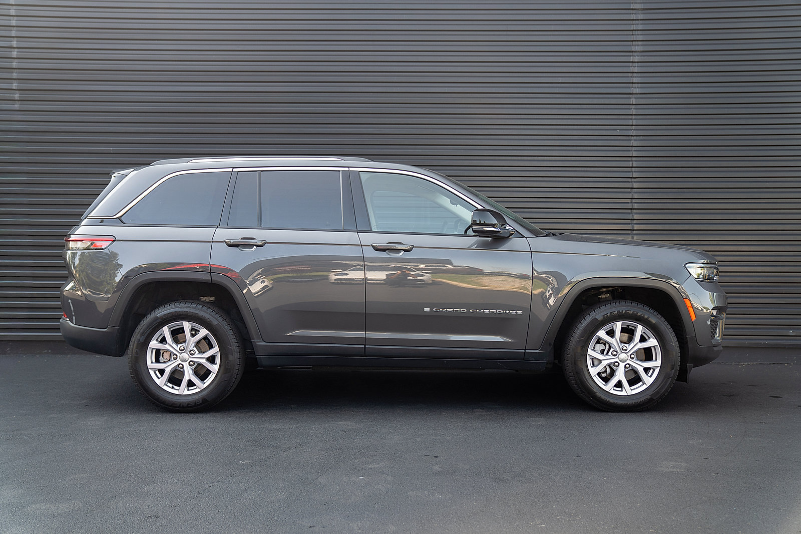 Used 2022 Jeep Grand Cherokee Limited AWD/4WD image 26