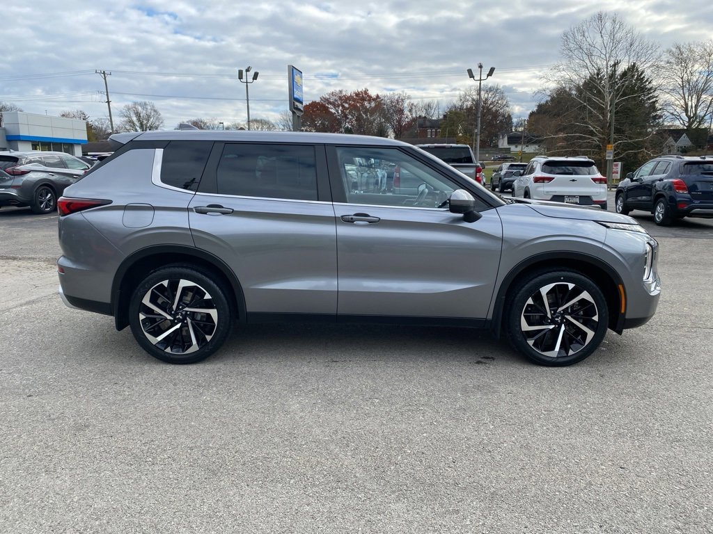 Used 2023 Mitsubishi Outlander SE video 2