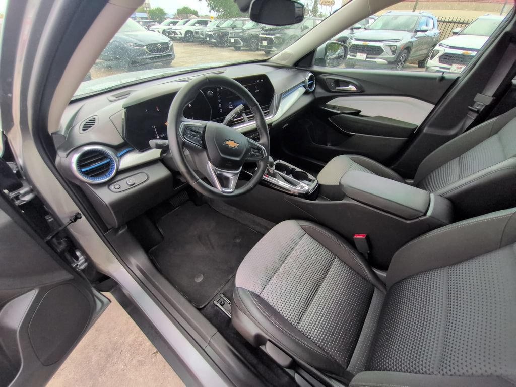 Used 2025 Chevrolet Trax LT w/ LT Convenience Package FWD image 15