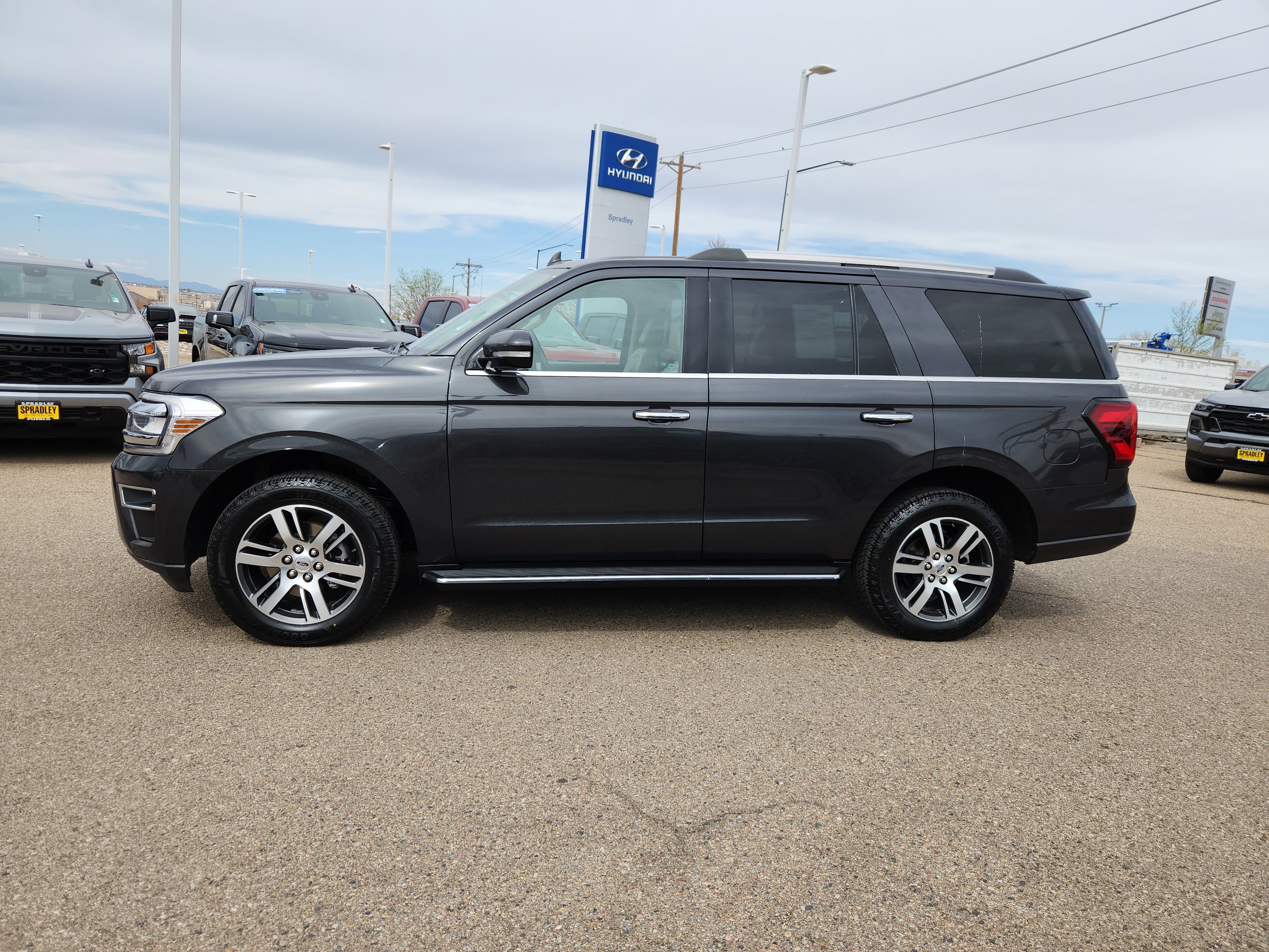 Used 2023 Ford Expedition Limited image 2