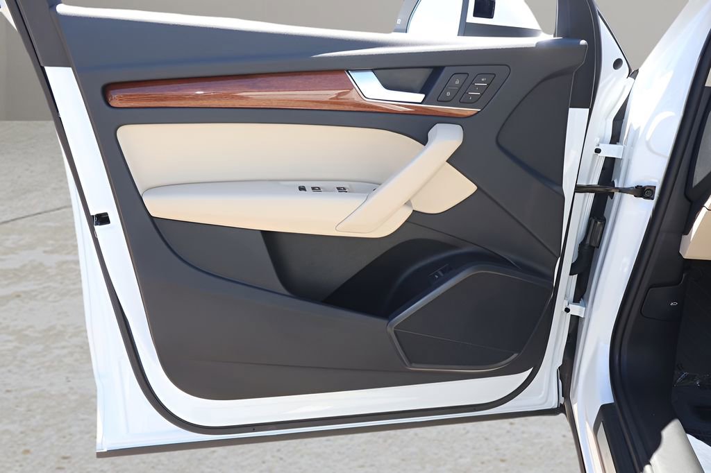 Used 2023 Audi Q5 2.0T Premium w/ Convenience Package image 9