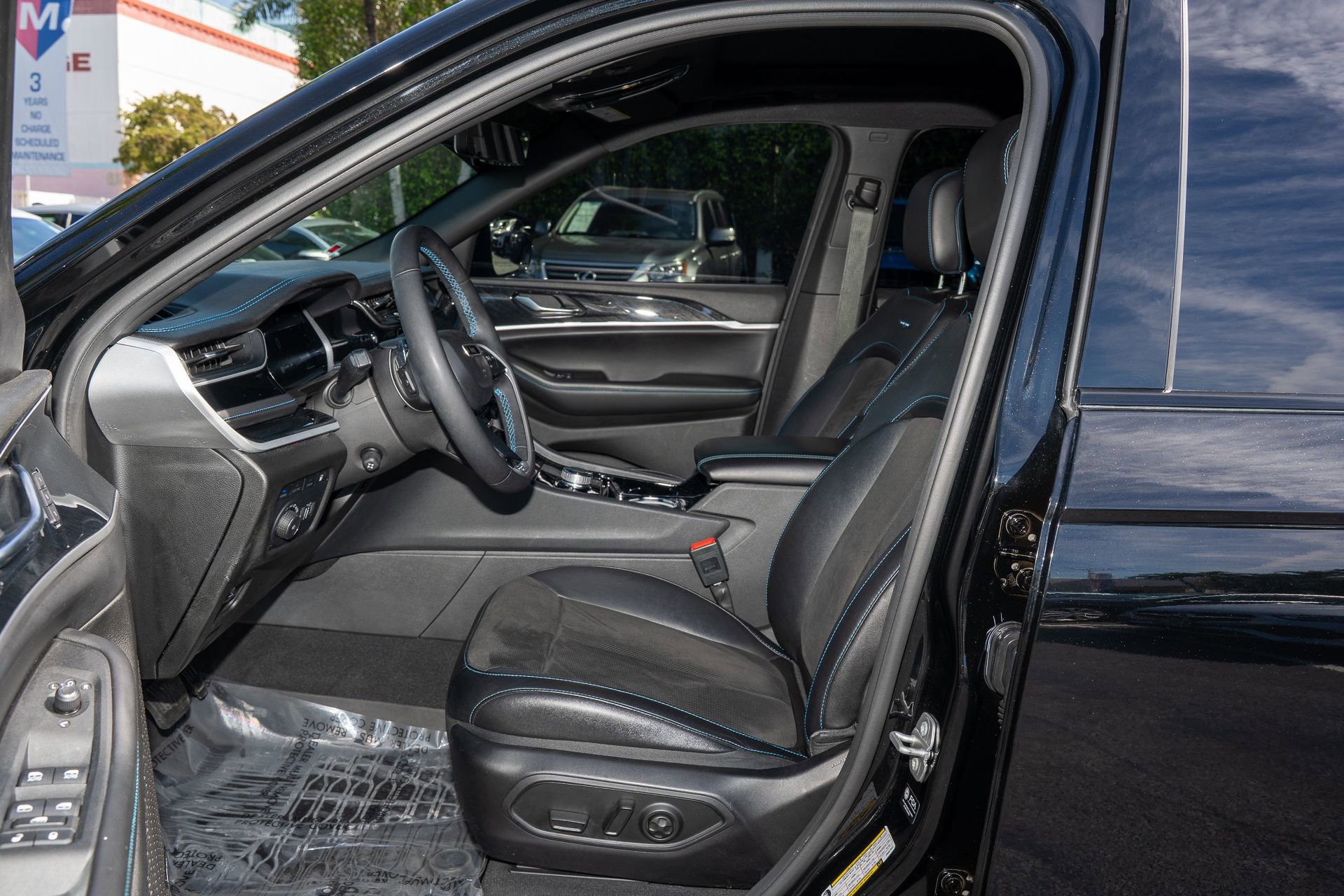 Used 2023 Jeep Grand Cherokee Trailhawk w/ Luxury Tech Group III image 16