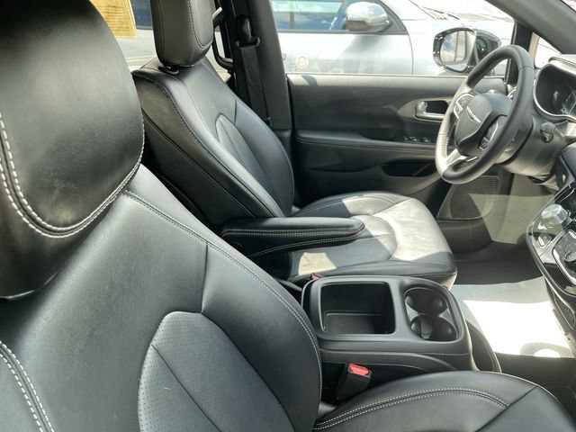 Used 2025 Chrysler Pacifica Select FWD image 10