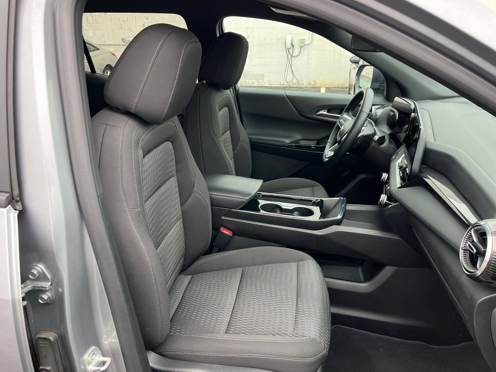 Used 2025 Chevrolet Equinox LT FWD image 36