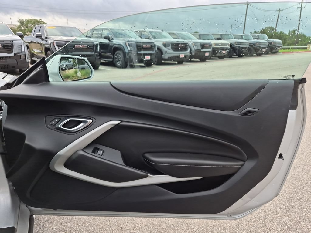 Used 2018 Chevrolet Camaro LT RWD image 31