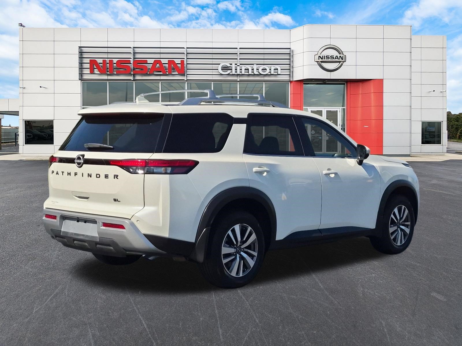 Used 2023 Nissan Pathfinder SL w/ Lighting Package (N92) FWD image 3
