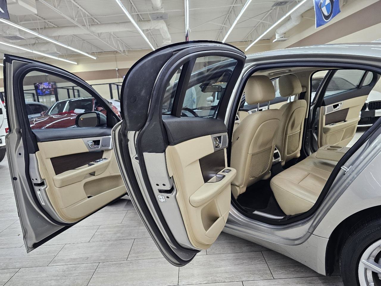 Used 2013 Jaguar XF image 15