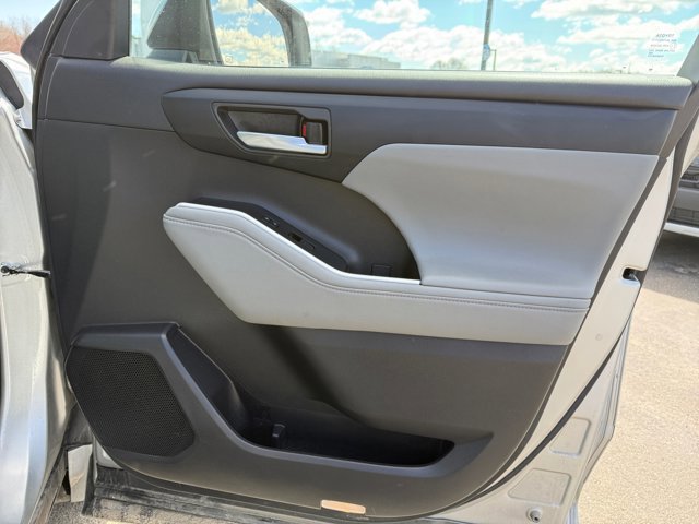 Used 2023 Toyota Highlander XLE AWD/4WD image 30