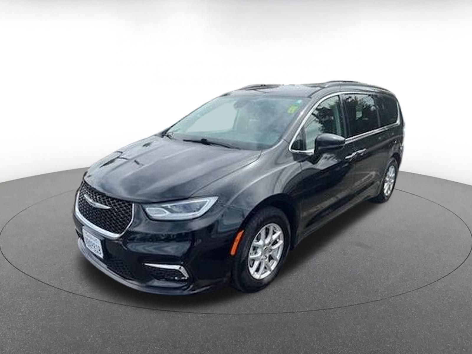 Used 2022 Chrysler Pacifica Touring-L FWD image 2