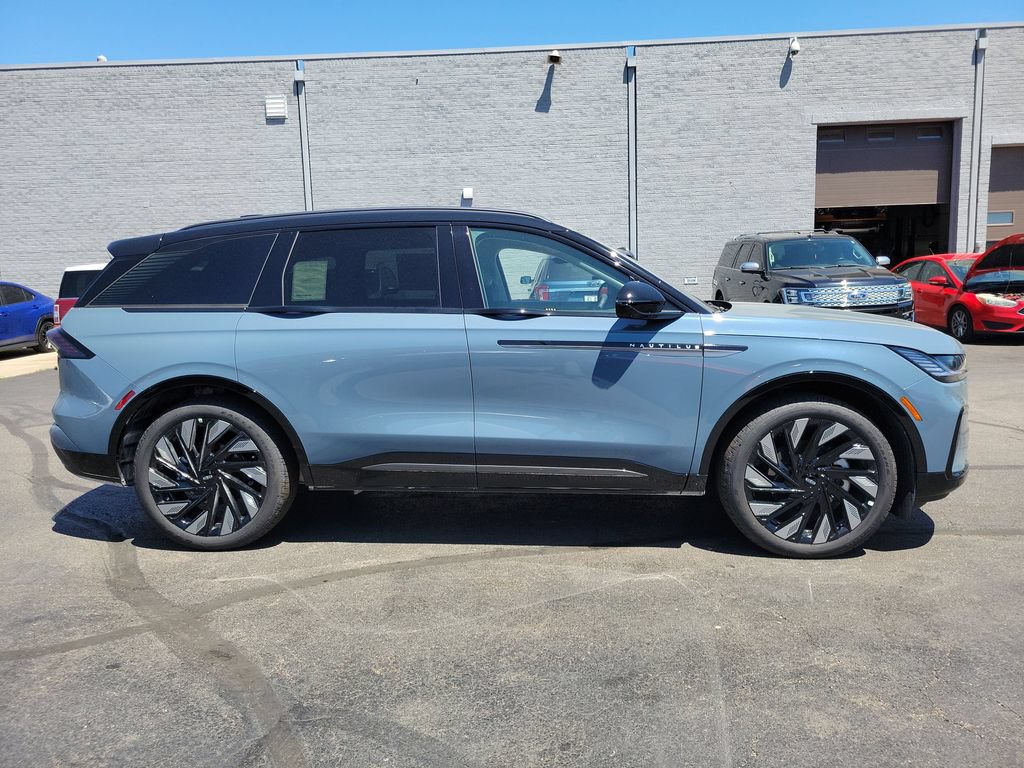 New 2026 Lincoln Nautilus Reserve w/ Jet Appearance Package AWD/4WD image 3
