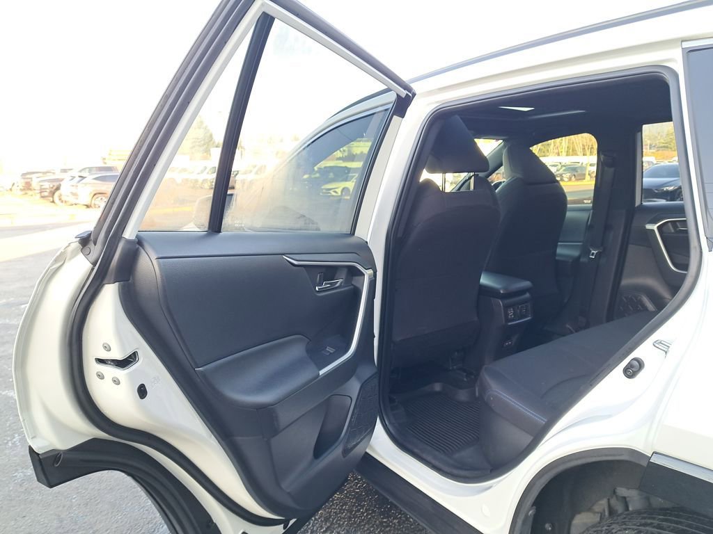 Used 2023 Toyota RAV4 SE image 12