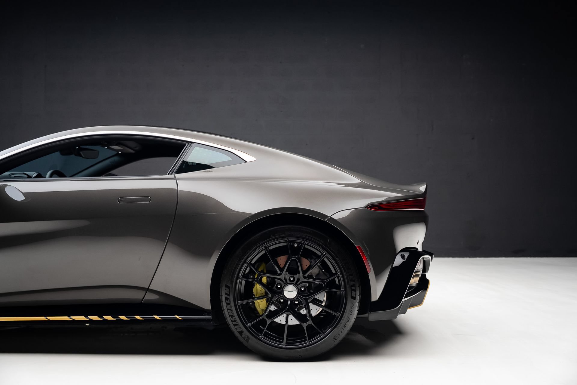 Used 2022 Aston Martin V8 Vantage Coupe RWD image 26