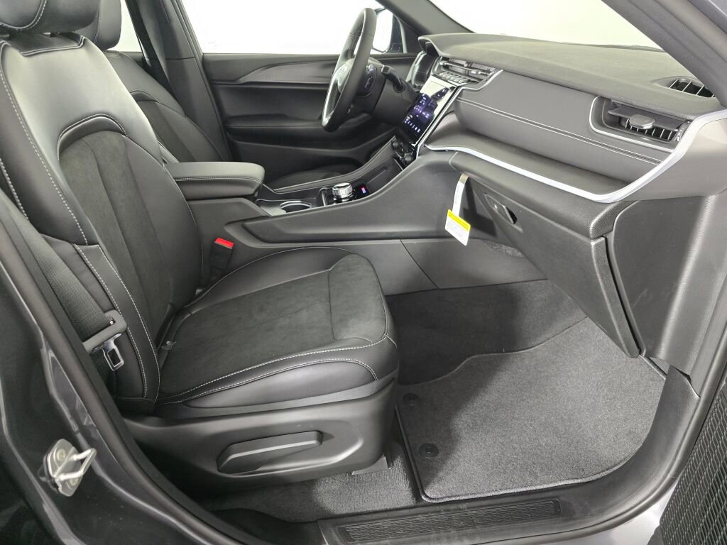 New 2025 Jeep Grand Cherokee Altitude image 27