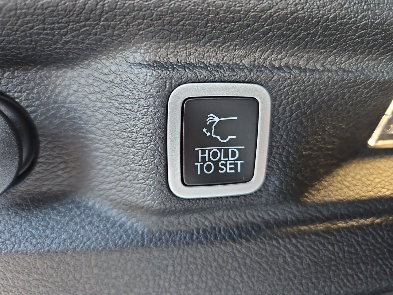 New 2025 Jeep Grand Cherokee L Laredo image 12