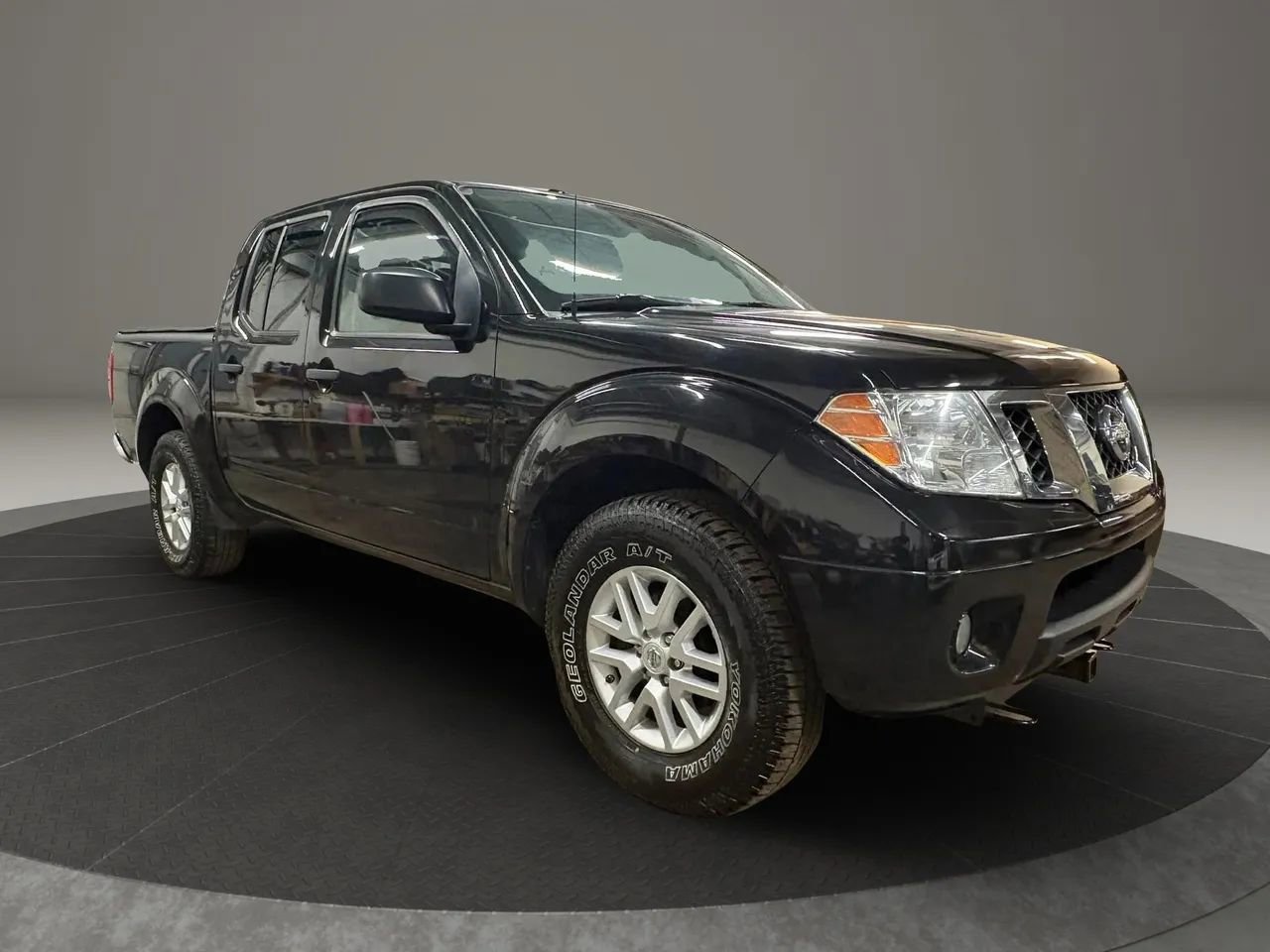 Used 2016 Nissan Frontier SV image 2