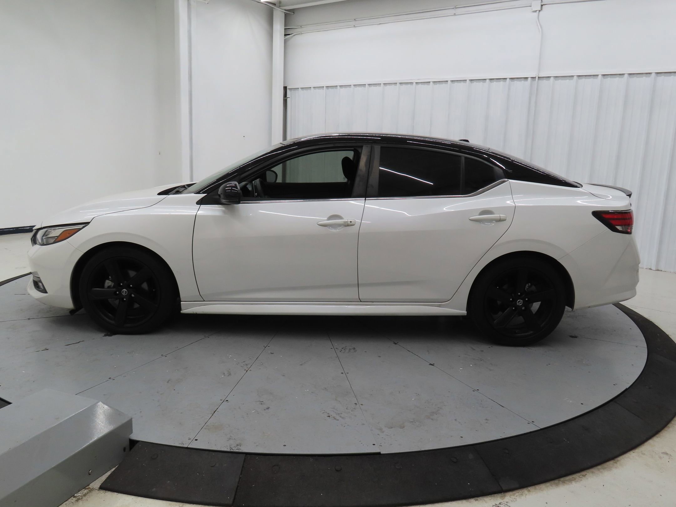 Used 2023 Nissan Sentra SR w/ Midnight Edition Package image 6