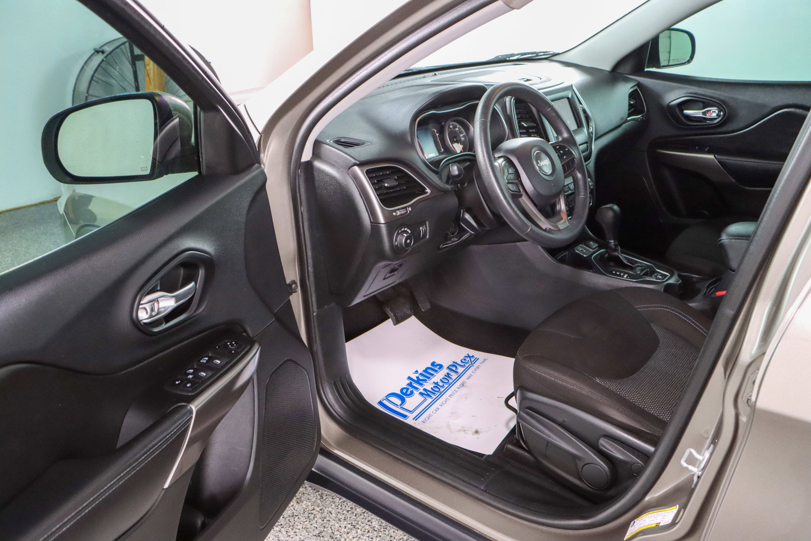 Used 2019 Jeep Cherokee Latitude w/ Popular Appearance Group image 3