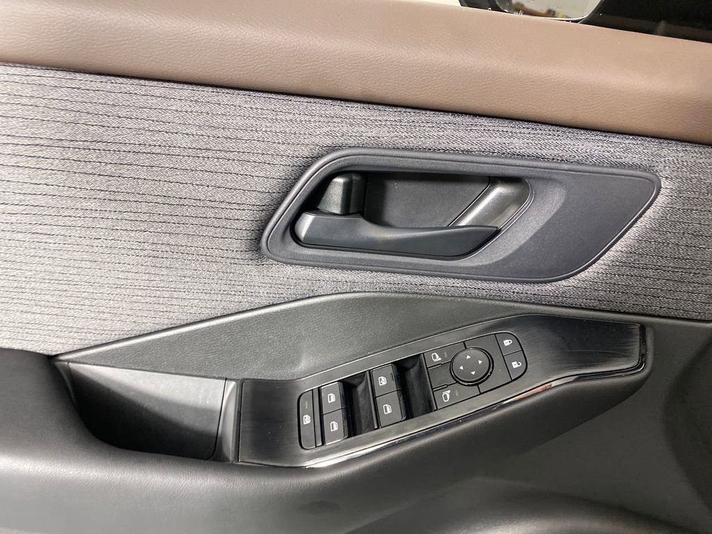 Used 2023 Nissan Rogue S image 11