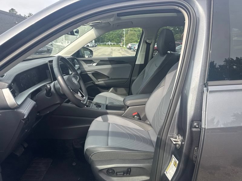 Used 2025 Volkswagen Tiguan SE w/ Panoramic Sunroof Package AWD/4WD image 3