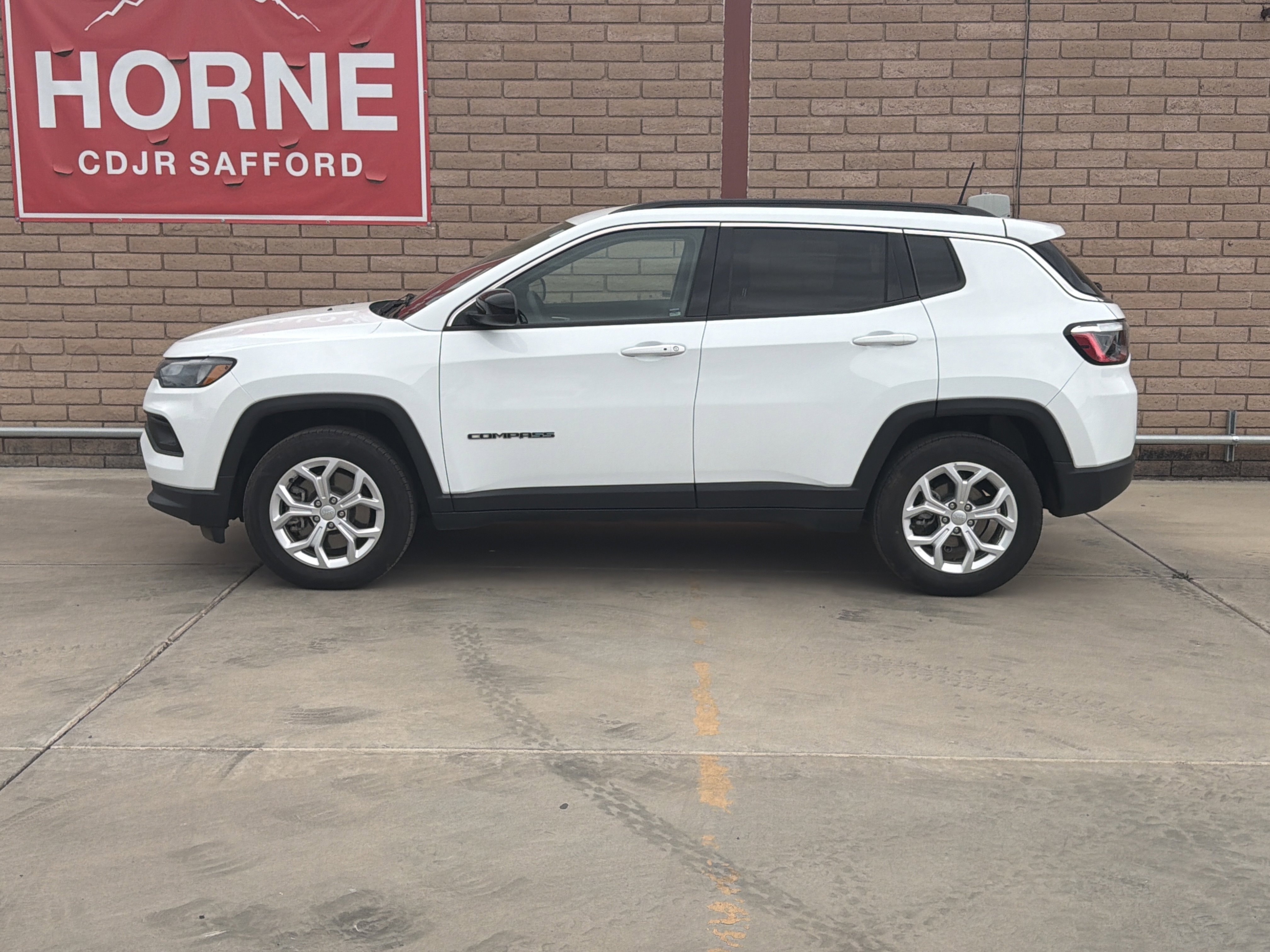 Used 2024 Jeep Compass Latitude image 2