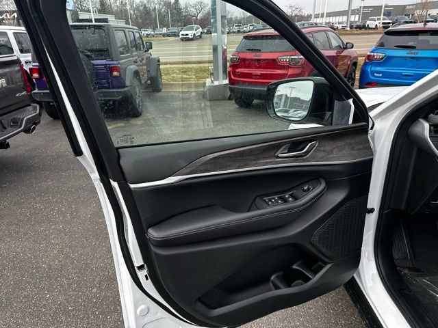 New 2026 Jeep Grand Cherokee Altitude AWD/4WD image 19