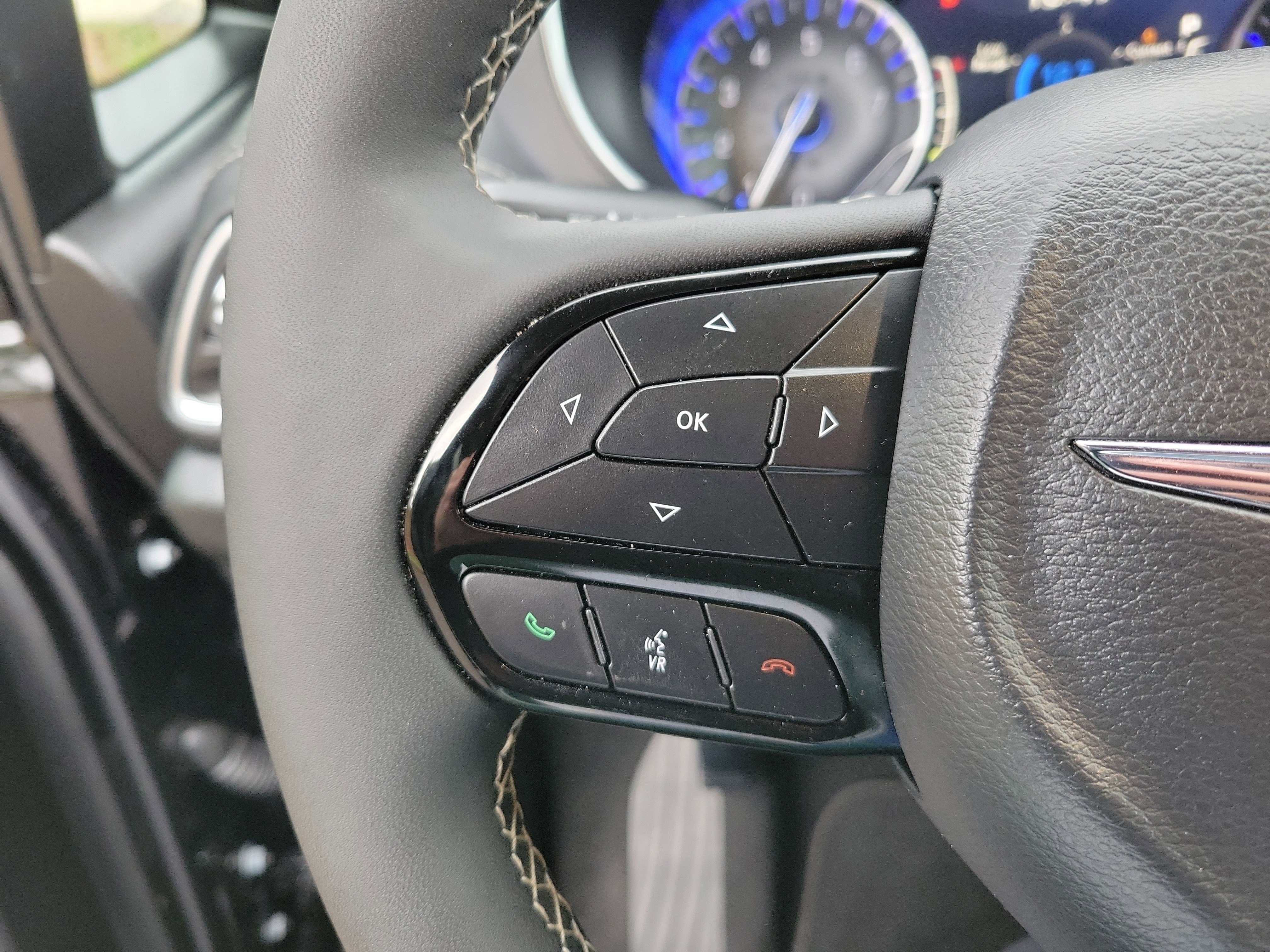 Used 2025 Chrysler Pacifica Limited image 16