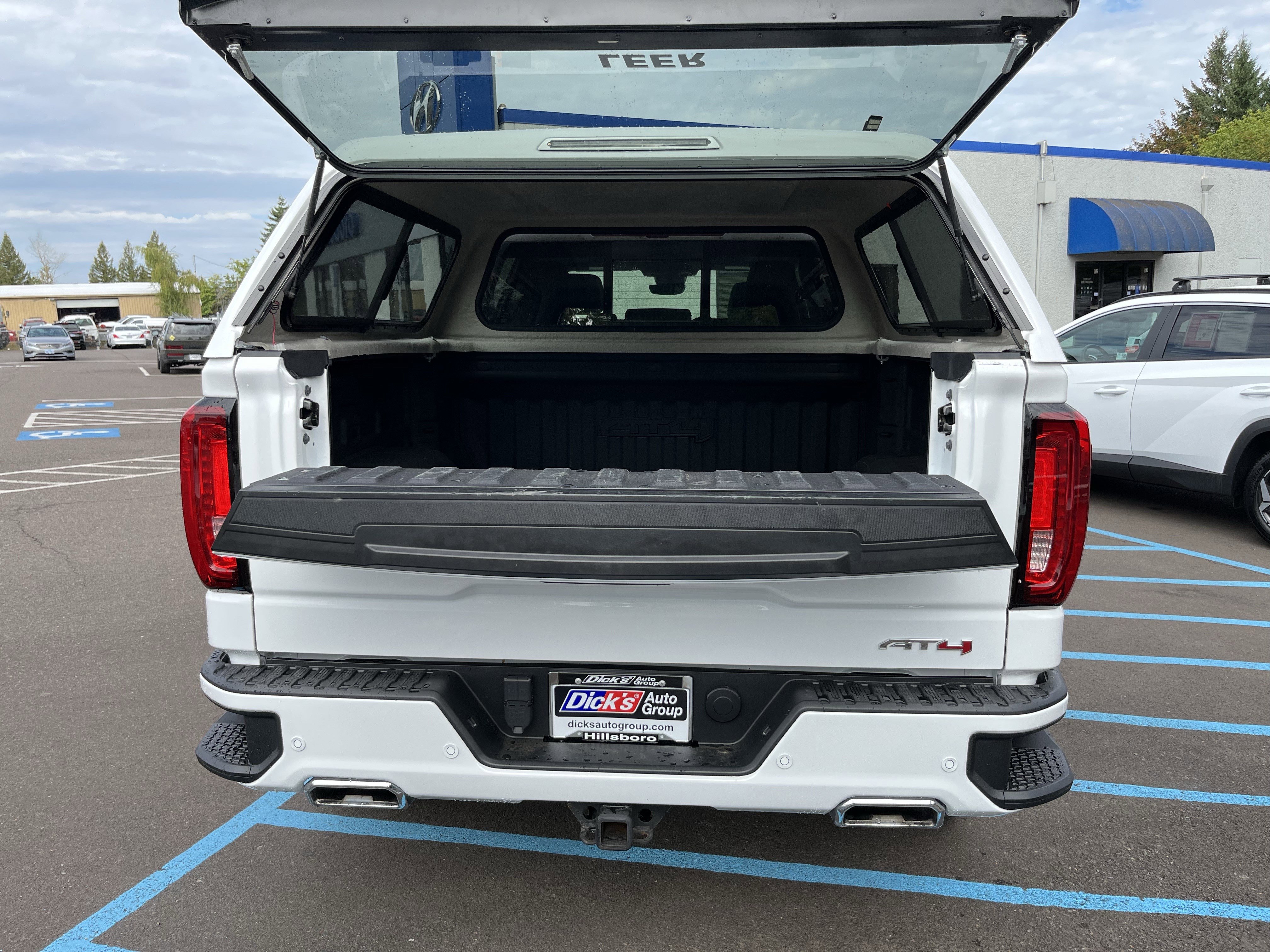 Used 2023 GMC Sierra 1500 AT4 w/ Technology Package image 5