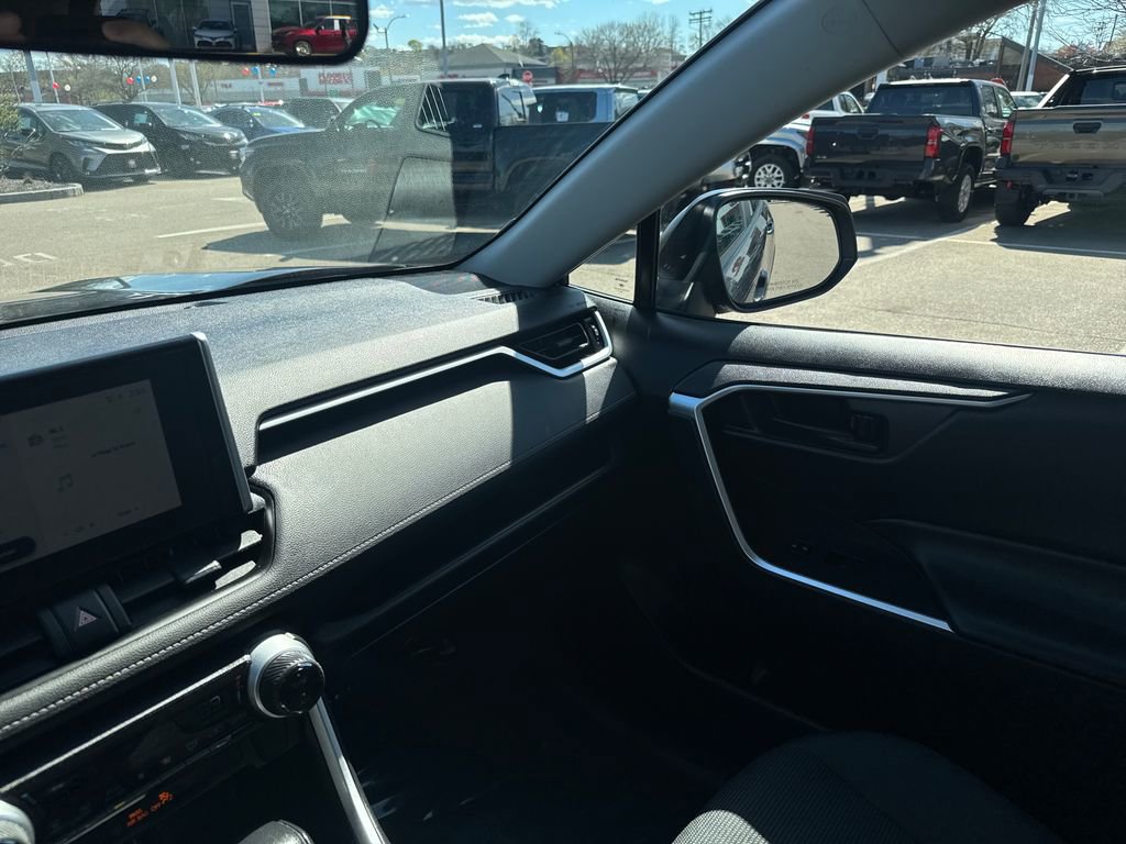 Used 2025 Toyota RAV4 LE AWD/4WD image 28