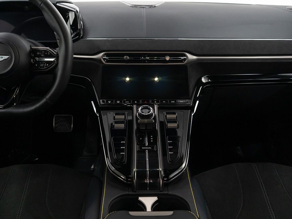 Used 2025 Aston Martin V8 Vantage Coupe image 24