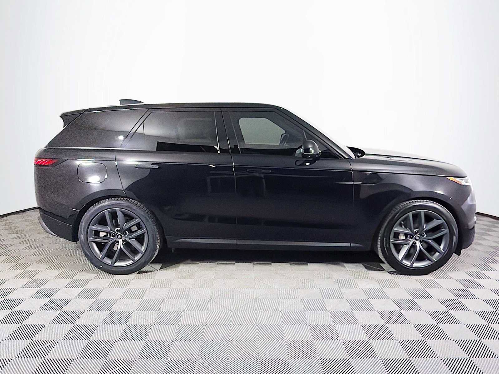 Used 2023 Land Rover Range Rover Sport SE image 4