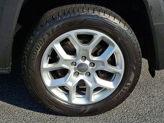 Used 2017 Jeep Renegade Latitude w/ Cold Weather Group AWD/4WD image 11