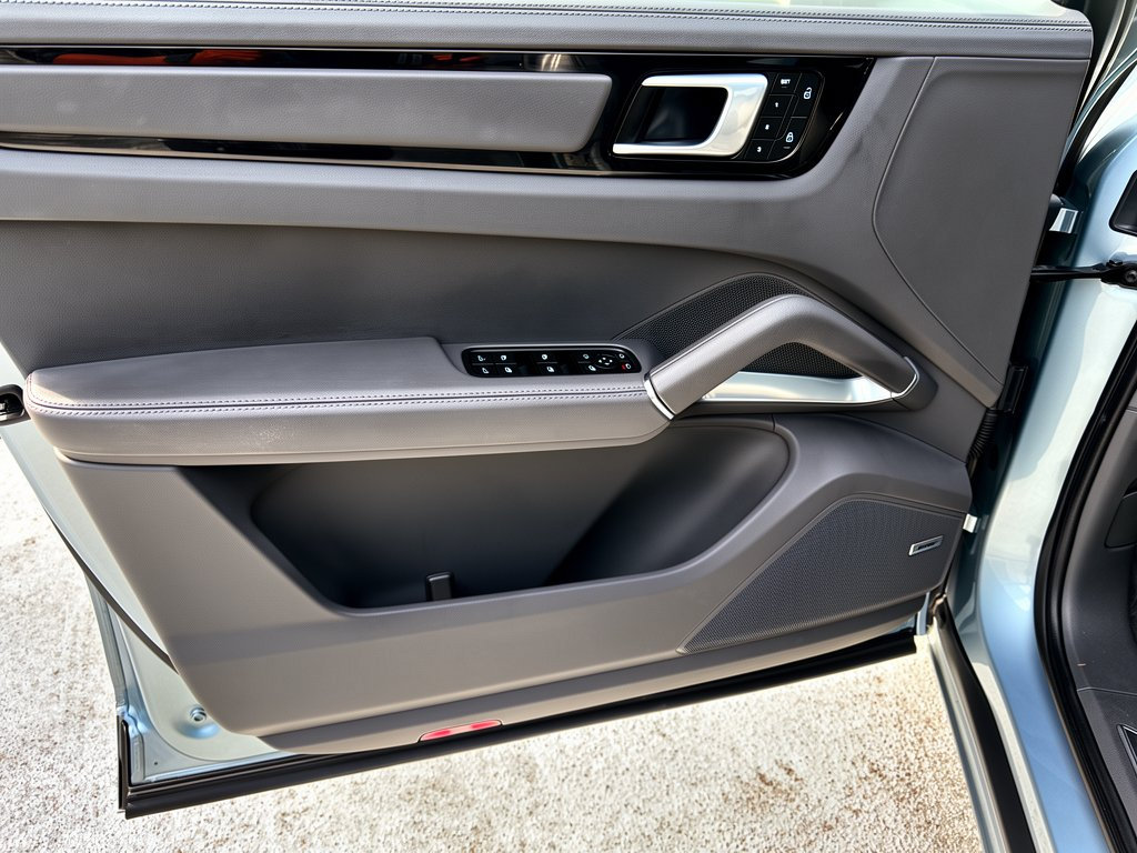 Certified 2022 Porsche Cayenne Turbo AWD/4WD image 14