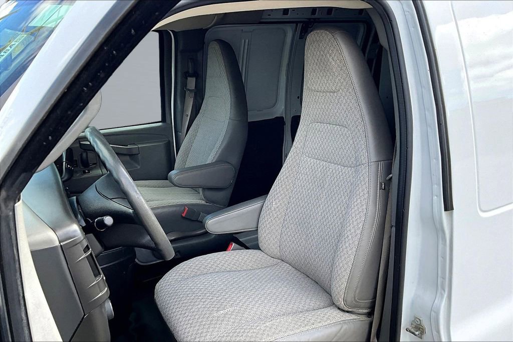 Used 2017 Chevrolet Express 2500 RWD image 23