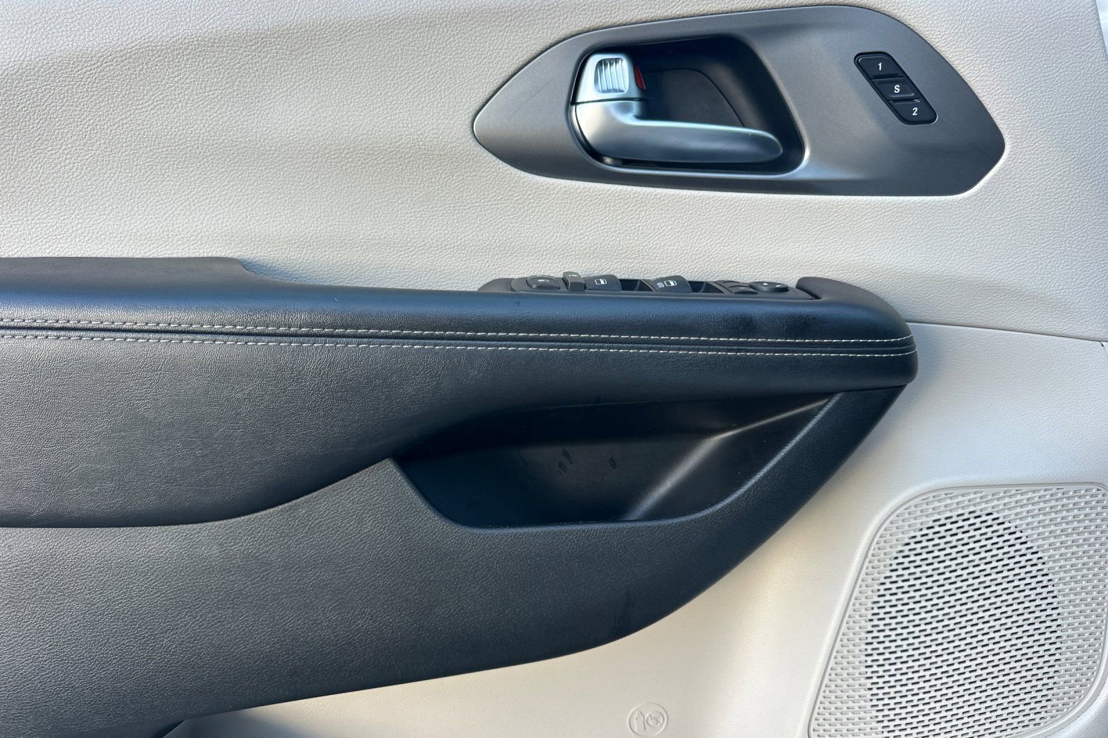 Used 2022 Chrysler Pacifica Touring-L image 11