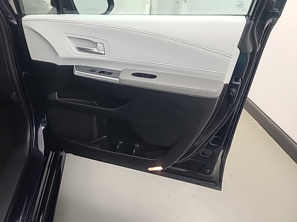 Used 2025 Toyota Sienna XLE FWD image 14