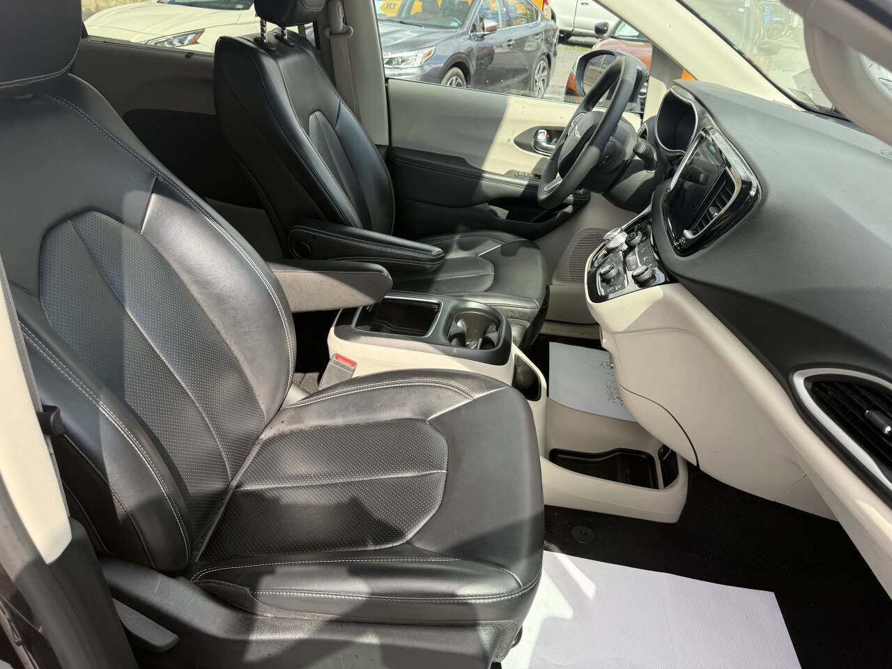 Used 2023 Chrysler Pacifica Touring-L image 11