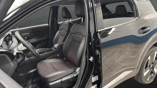 Used 2025 Nissan Kicks SR FWD image 9