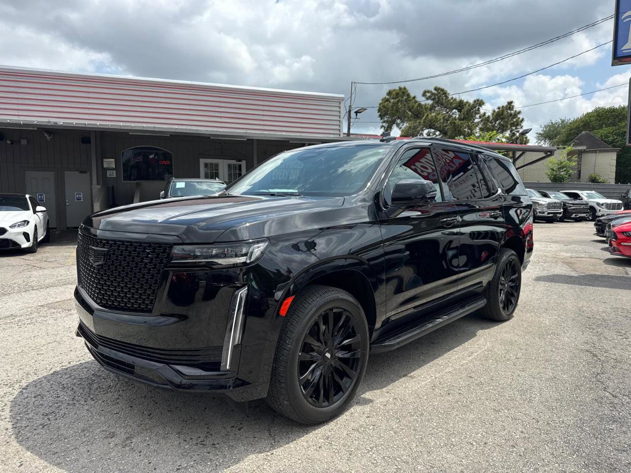 Used 2022 Cadillac Escalade Luxury AWD/4WD image 2