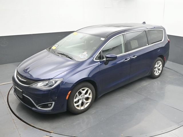 Used 2017 Chrysler Pacifica Touring Plus w/ Tire & Wheel Group FWD image 16