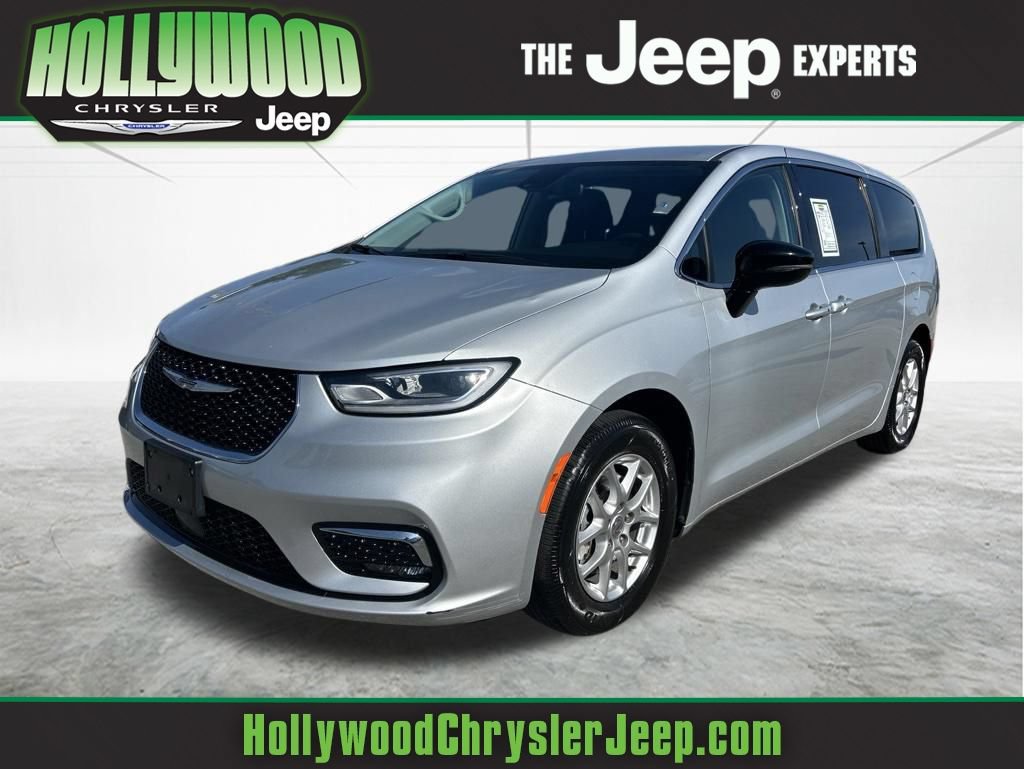 Used 2024 Chrysler Pacifica Touring-L FWD image 1