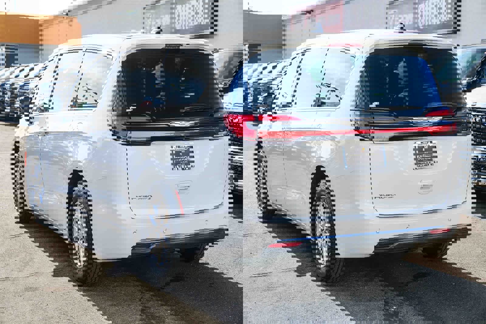 Used 2024 Chrysler Pacifica Touring-L image 6