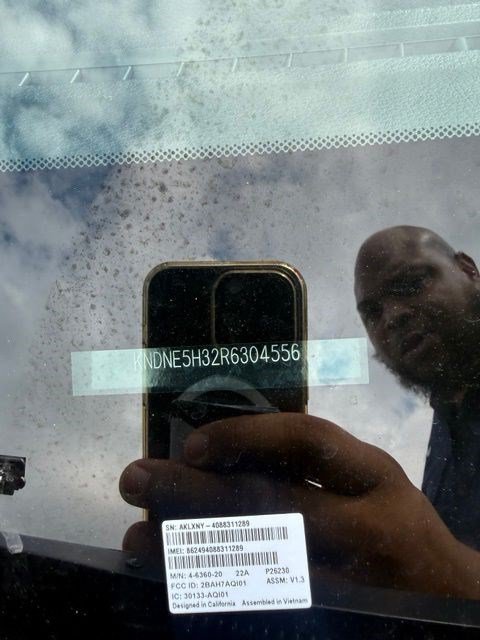 Used 2024 Kia Carnival EX FWD image 15