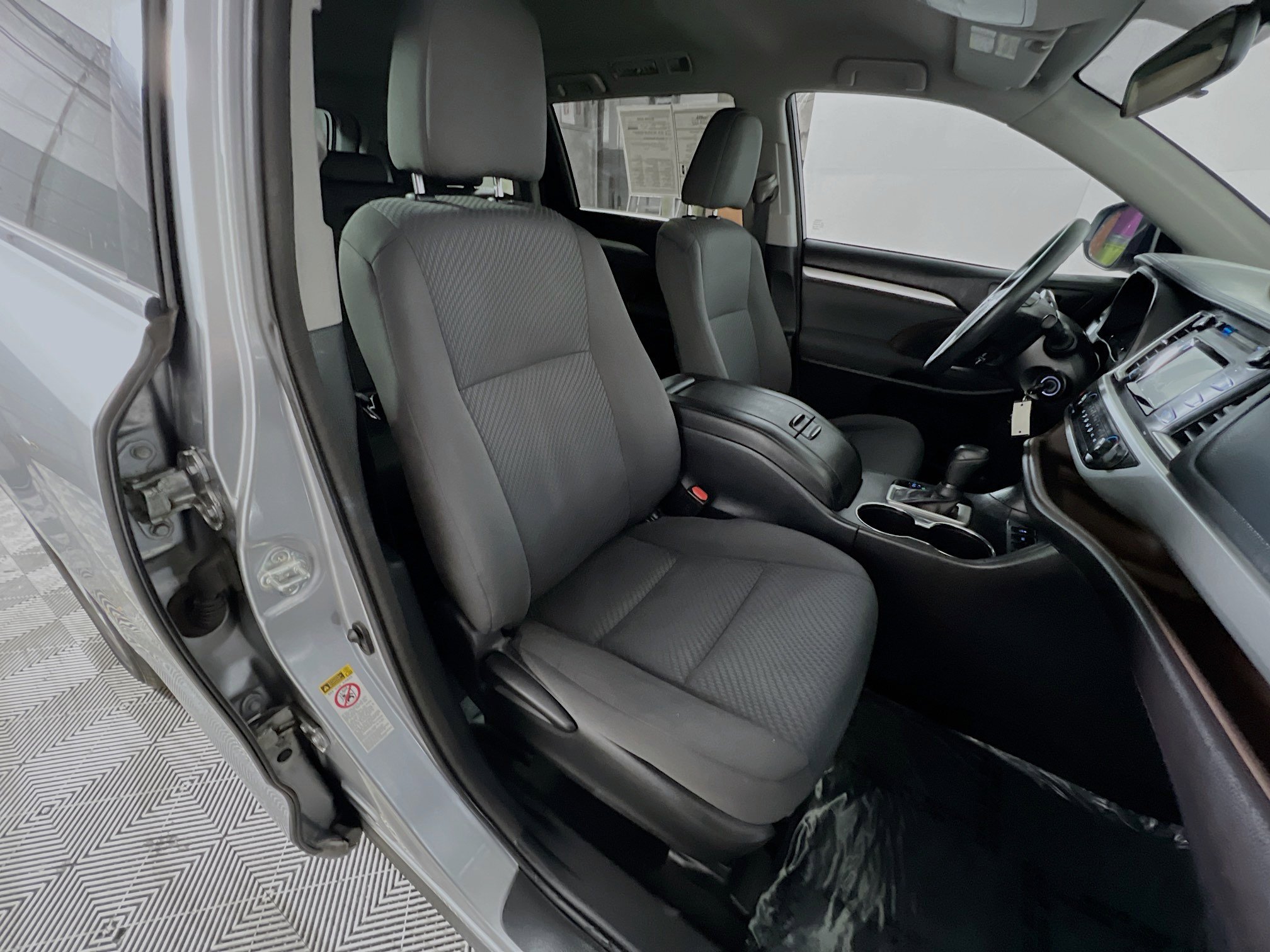 Used 2015 Toyota Highlander LE FWD image 29