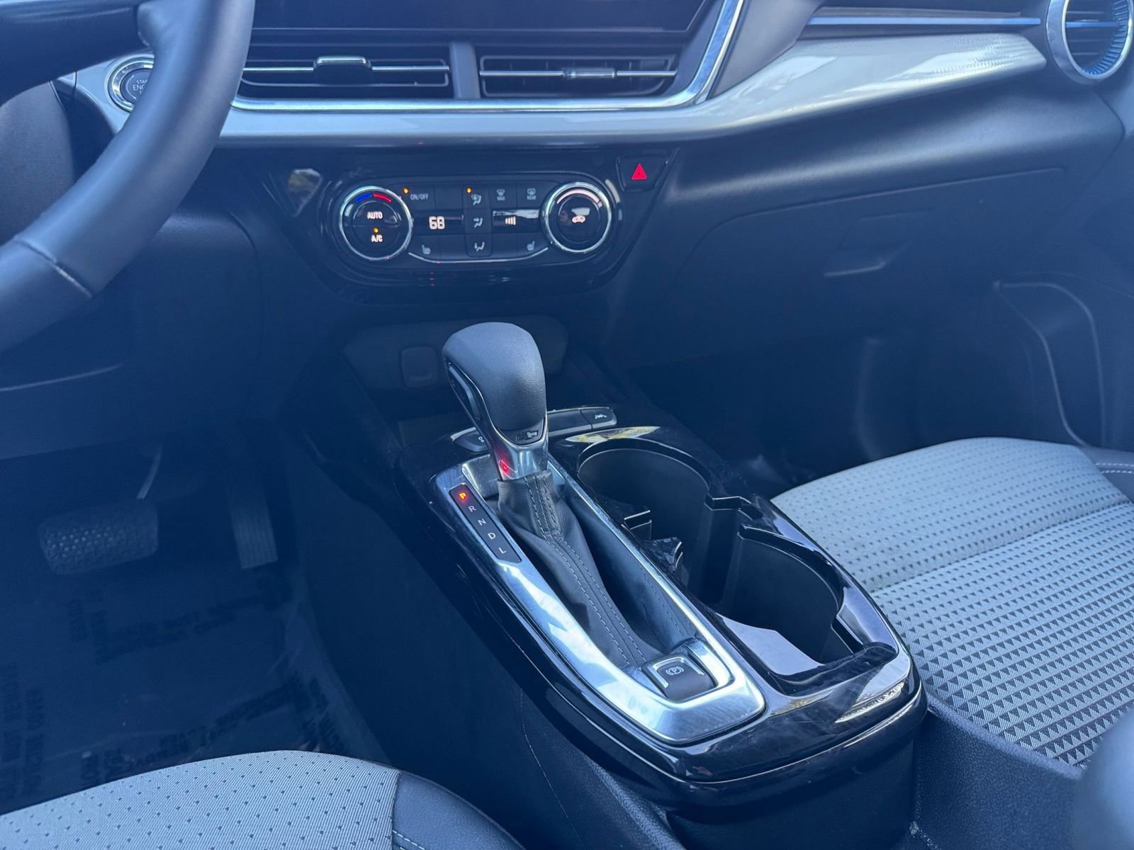 Used 2025 Chevrolet Trax LT w/ LT Convenience Package image 41