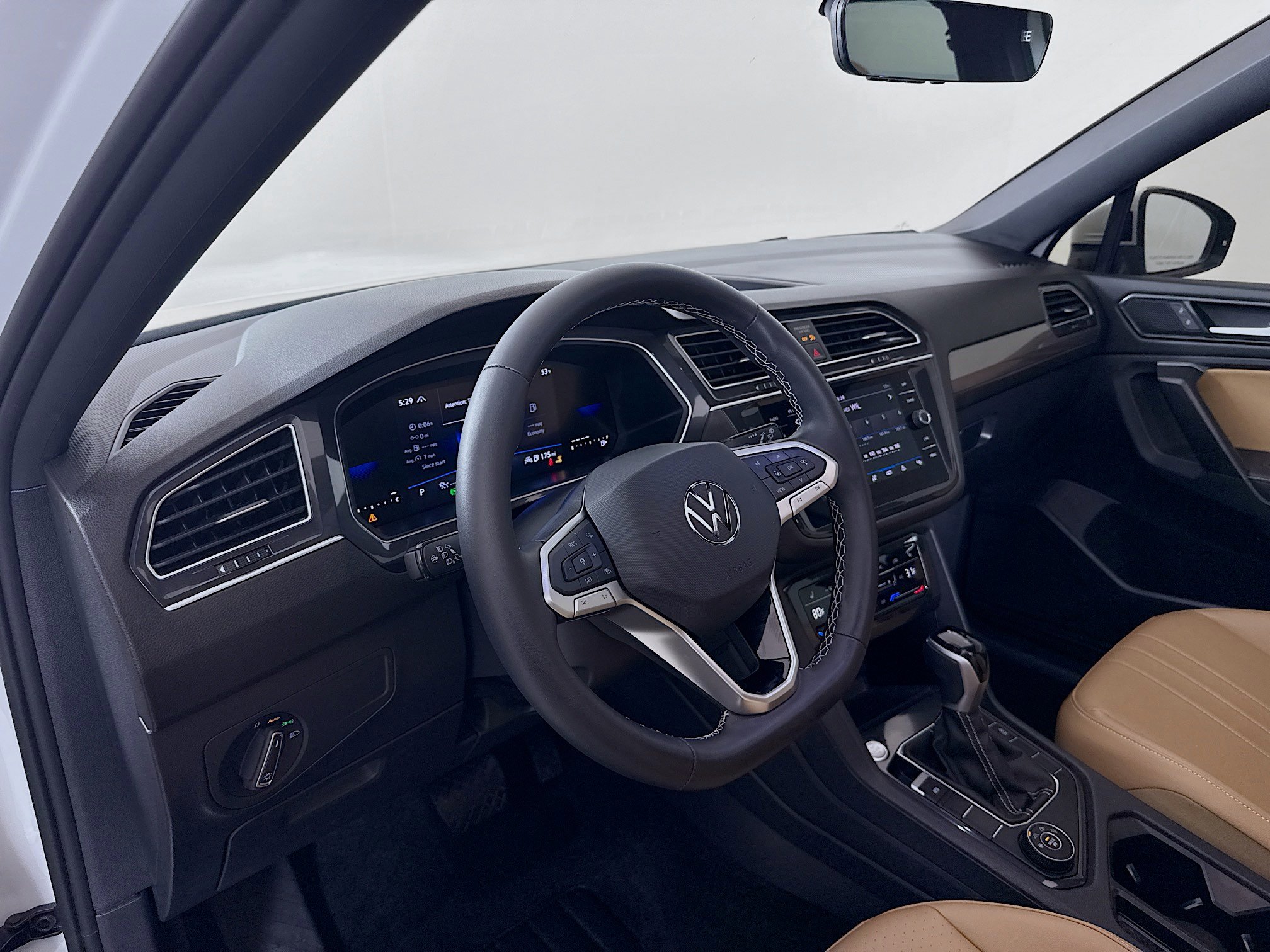 Used 2024 Volkswagen Tiguan SE image 9