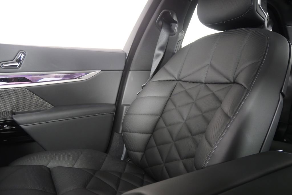 Used 2025 BMW 740i w/ Premium Package RWD image 26