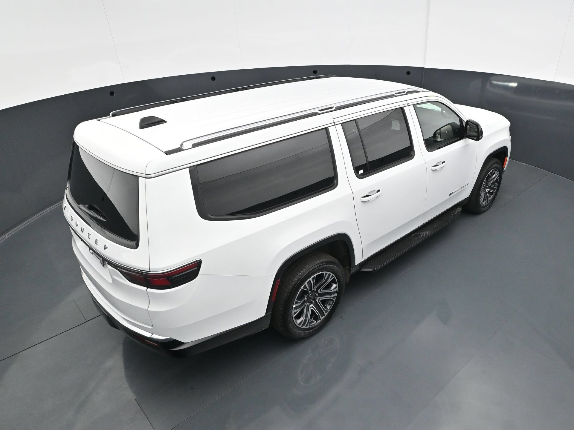 Used 2025 Jeep Wagoneer L Series II w/ 8-pass Seating Package AWD/4WD image 43