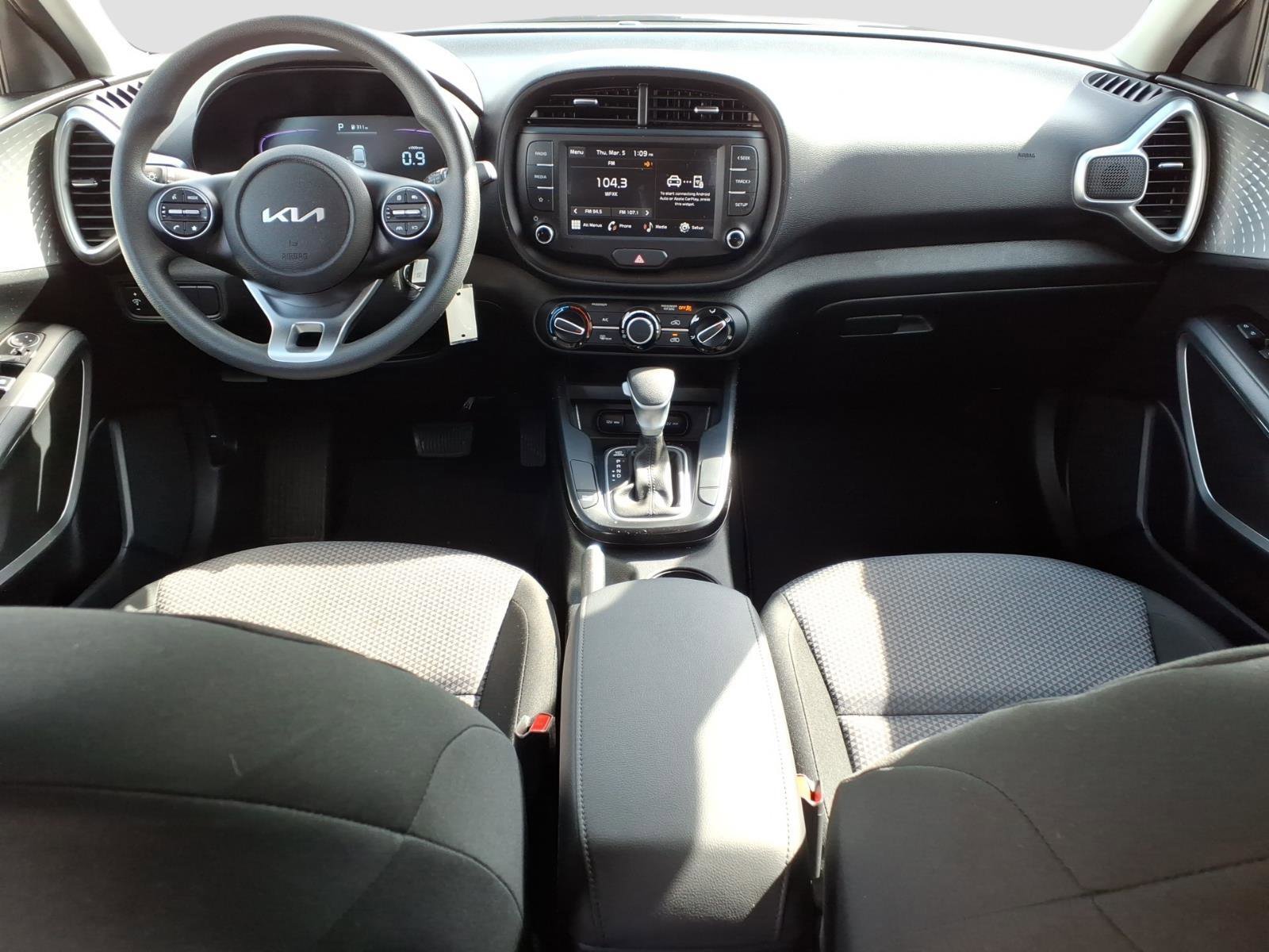 Used 2025 Kia Soul LX w/ LX Technology Package FWD image 7