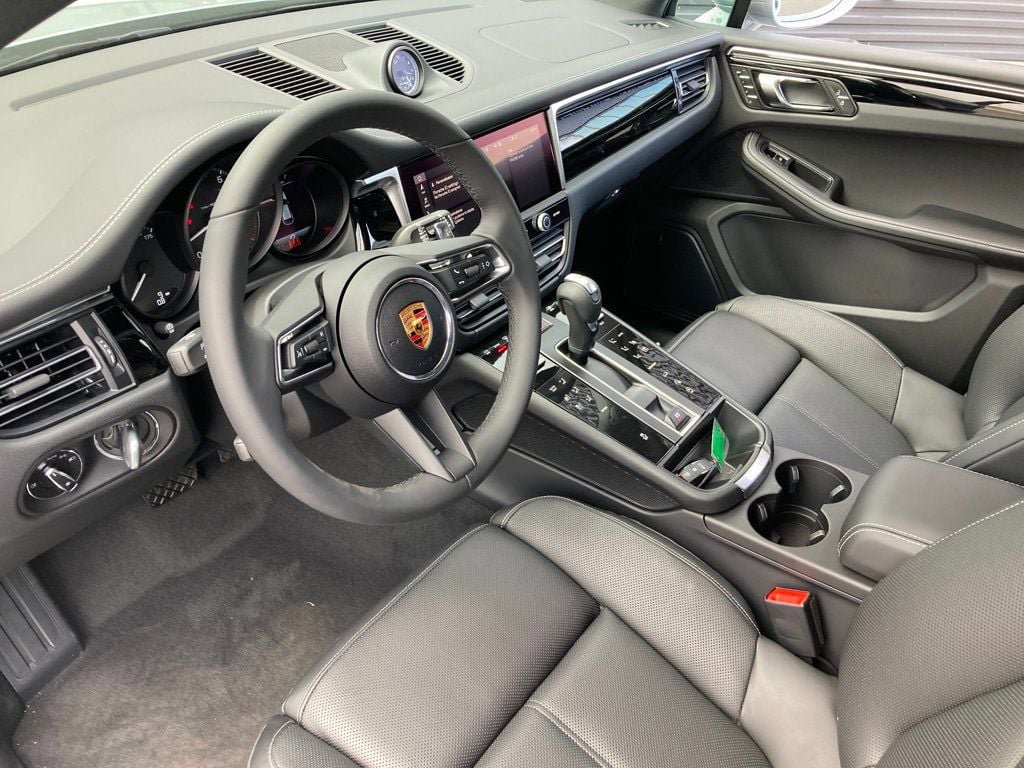 Used 2025 Porsche Macan AWD/4WD image 4