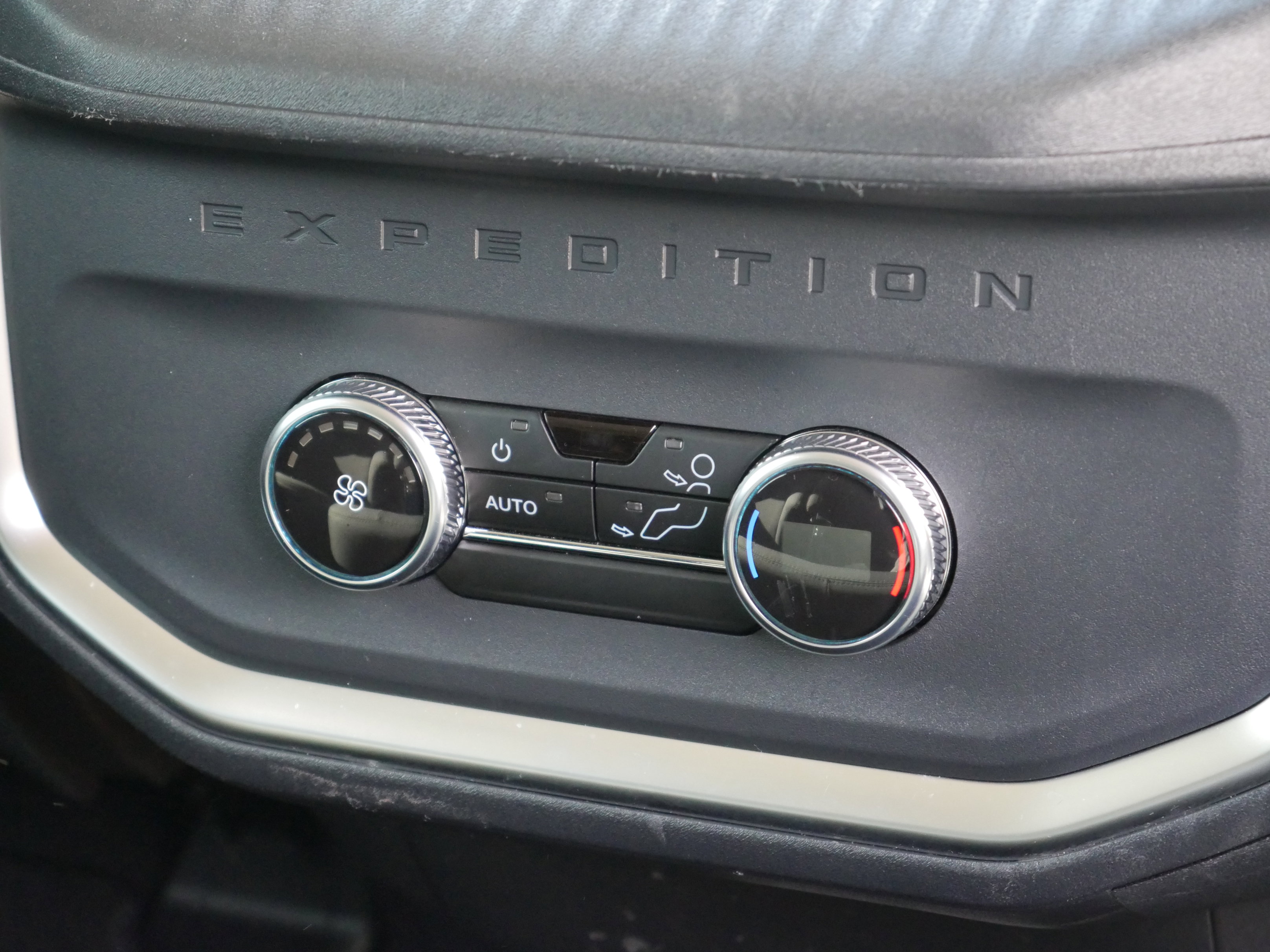 Certified 2025 Ford Expedition Active AWD/4WD image 31